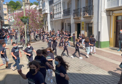 Máis de 200 mozos celebran o Día da Danza en Ortigueira cunha coreografía no cantón